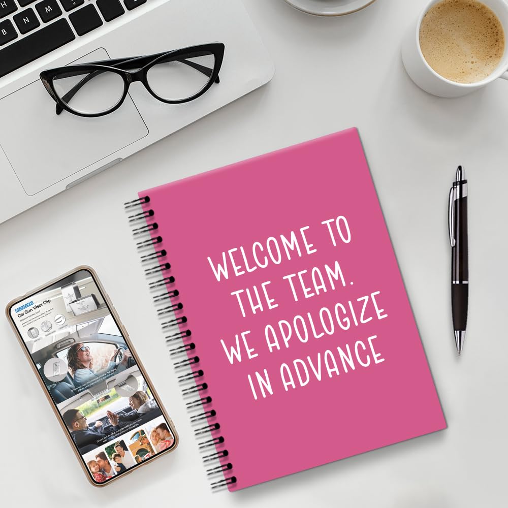 Welcome to The Team We Apologize in Advance, 160 pagine bianche magenta a spirale, quaderni per lavoro, lavoro di squadra regali di ringraziamento per colleghi leader del personale, regali di