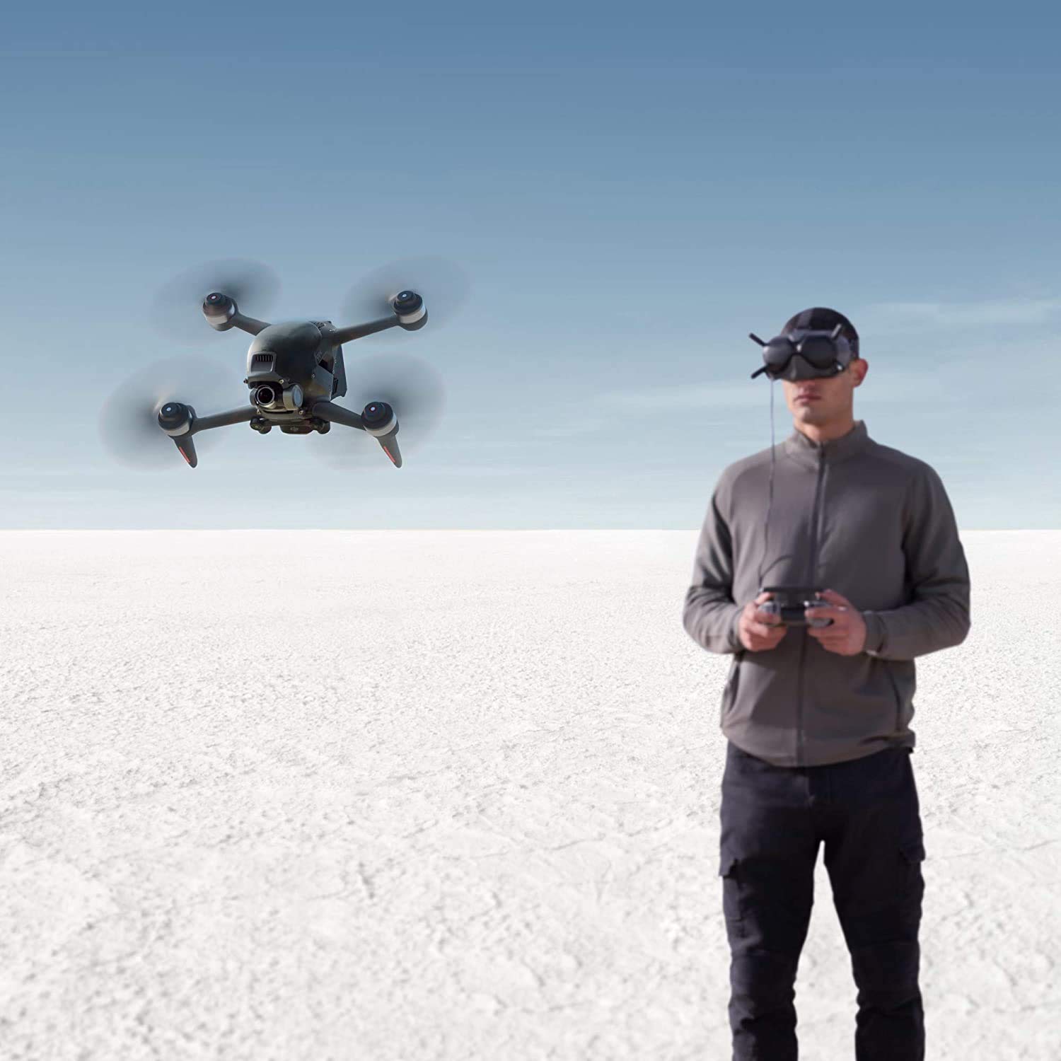 DJI FPV - Drone con sistema realtà aumentata, Video in 4K/60fps, Super grandangolo FOV 150°, Stabilizzazione RockSteady, Trasmissione fino a 6 km, 3 modalità di volo, App Virtual Flight, Plug EU