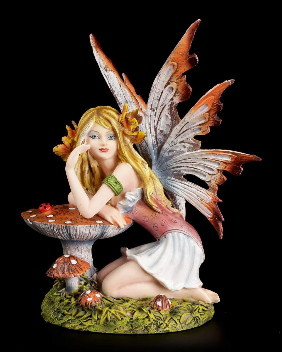 Figuren Shop GmbH Kleine Elfen Figur lehnt Sich an Fliegenpilz - Fee Fairy Fantasy