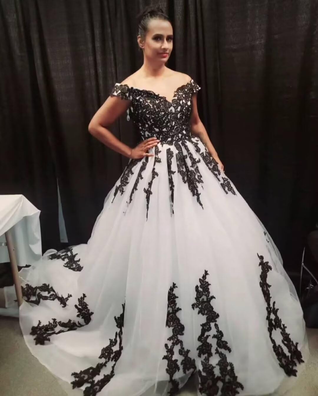 Off Shoulder Boho Plus Size Wedding Dresses Lace Appliques White and Black Wedding Gowns Tulle Bridal Dresses