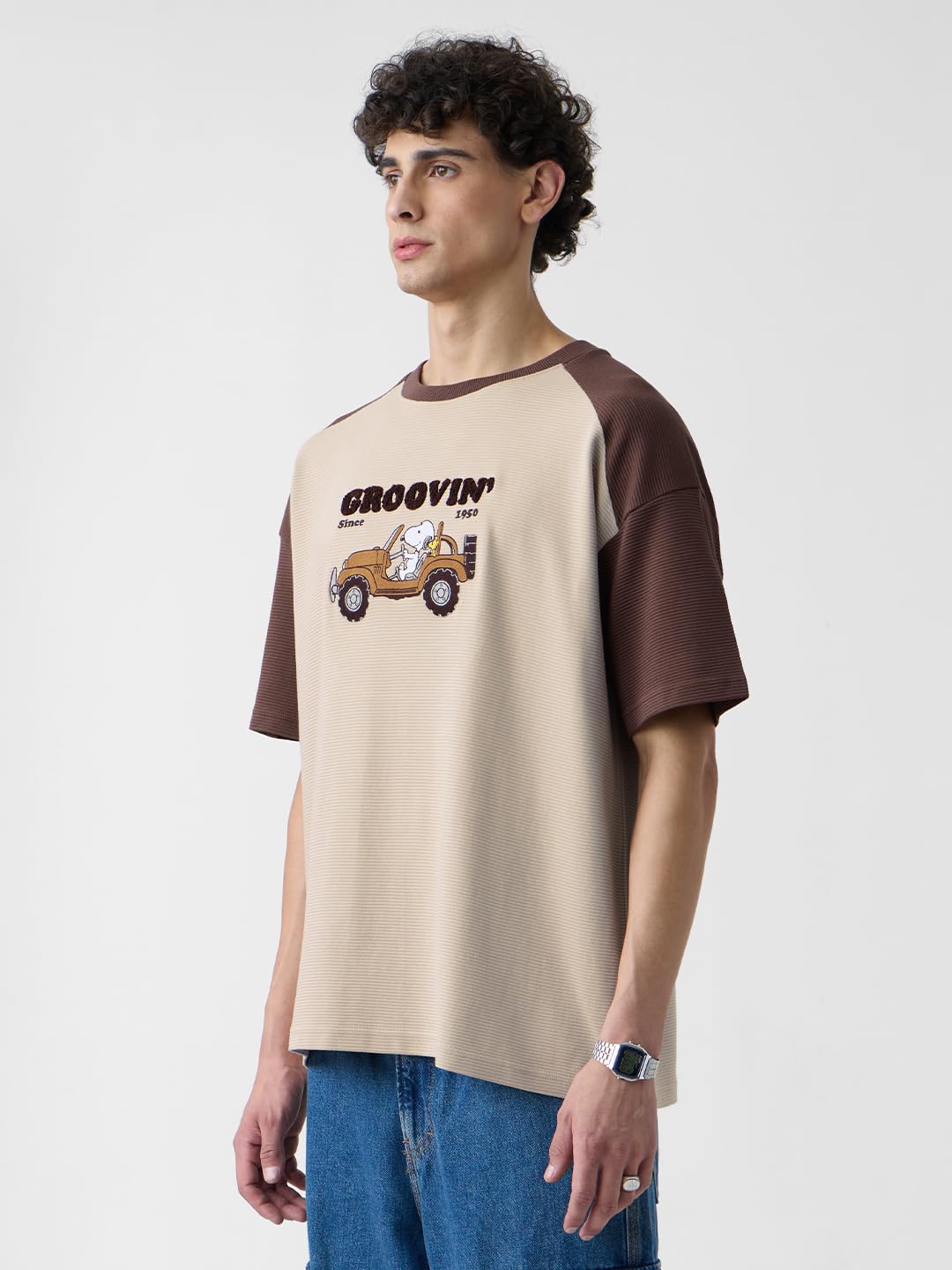 The Souled Store Ottoman: Peanuts Groovin - Camiseta de manga corta para hombre y niño, cuello redondo, algodón bordado marrón, de gran tamaño