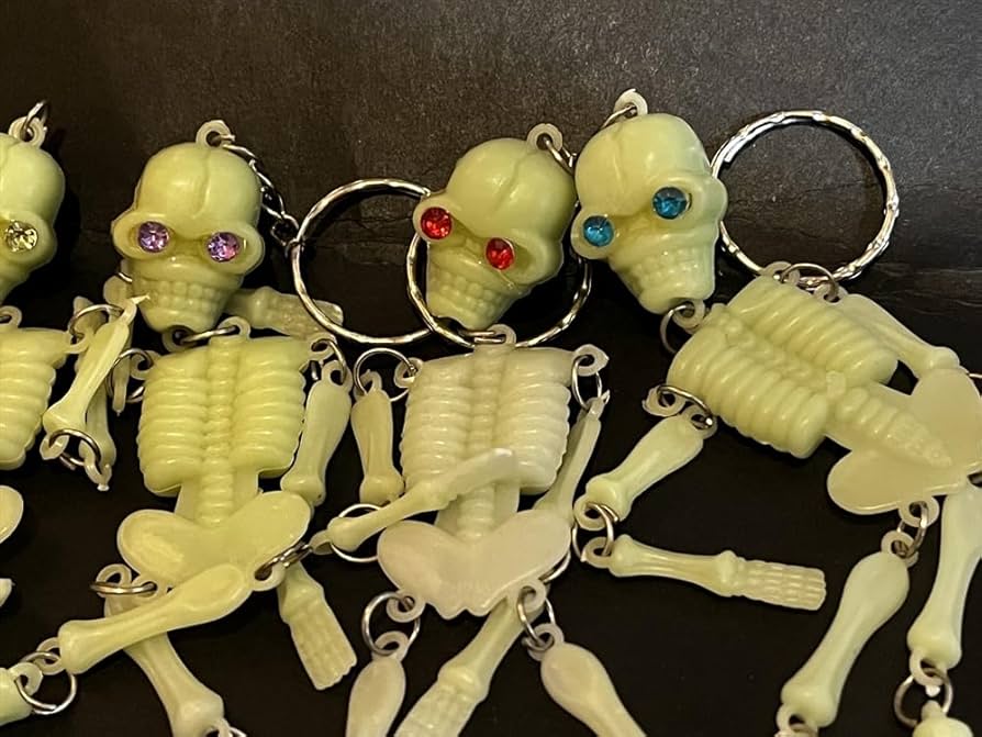 Amazon.co.jp: 昭和 レトロ 夜光 ガイコツ キーホルダー 4点