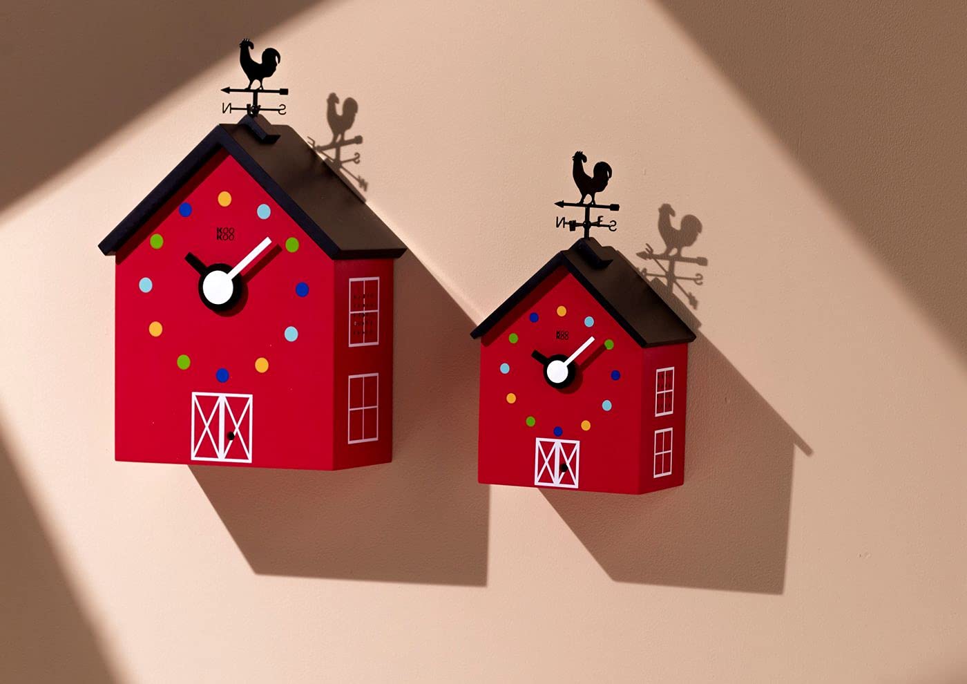 KOOKOO RedBarn piccolo, Orologio da fattoria con 12 suoni di animali, un gallo e un segnavento rotante, per bambini 6+ anni