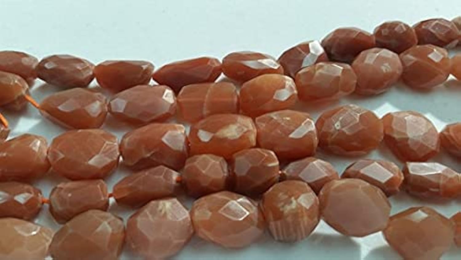 Pierre de lune pêche facettée LKBEADS perle pépite 10x17mm pour créer un bijou porte-bonheur unique