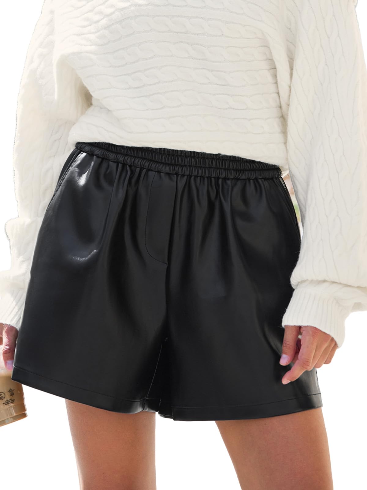 CUPSHE Pantalones cortos de mujer de piel sintética, cintura alta, pierna ancha, informal, piel sintética, pantalones cortos cortos