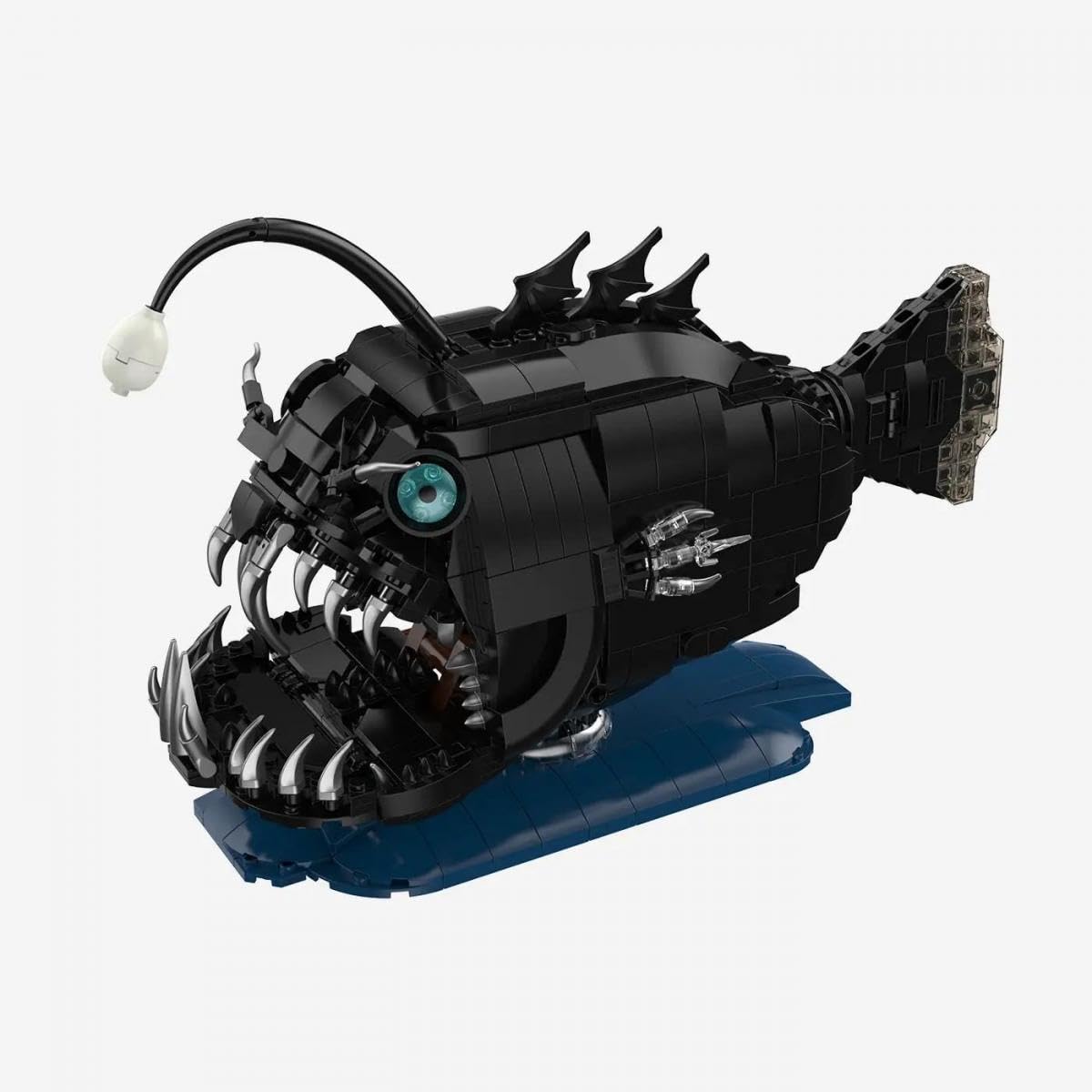 BlueBrixx Tiefsee Anglerfisch, 1019 Klemmbausteine, Displaymodell | Glow in the Dark Köder, aufklappbares Maul, zwei Namensschilder, blauer Standfuß, 297 x 114 x 193 mm, 108961