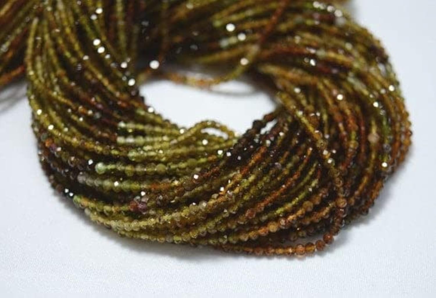 Perles tourmaline petrol facettées de 2.5 mm finies les gemmes ternes pour vos bijoux