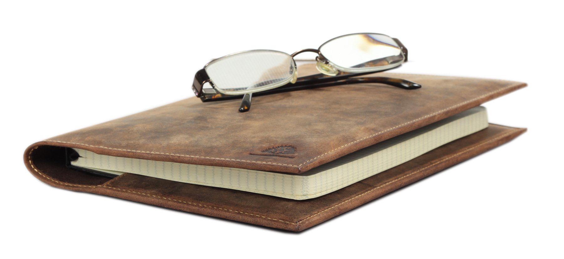 Een adresboek in bruin lederen hoes met ritssluiting (met navulling