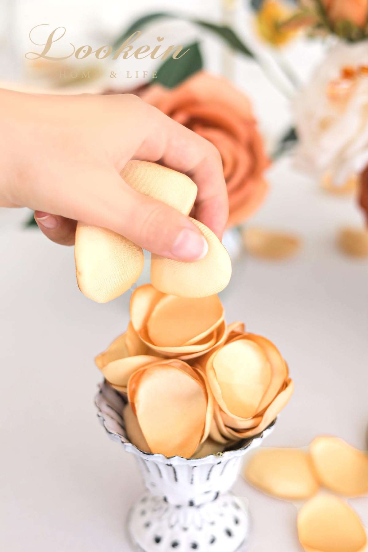 Lookein 300 Stück Rosenblätter Satin Blumenblätter für Hochzeit Blumenmädchen Korb Tisch Mittelstücke Gang Läufer Party Konfetti Brautdusche Abendessen Hochzeit Dekoration, Champagner Gold