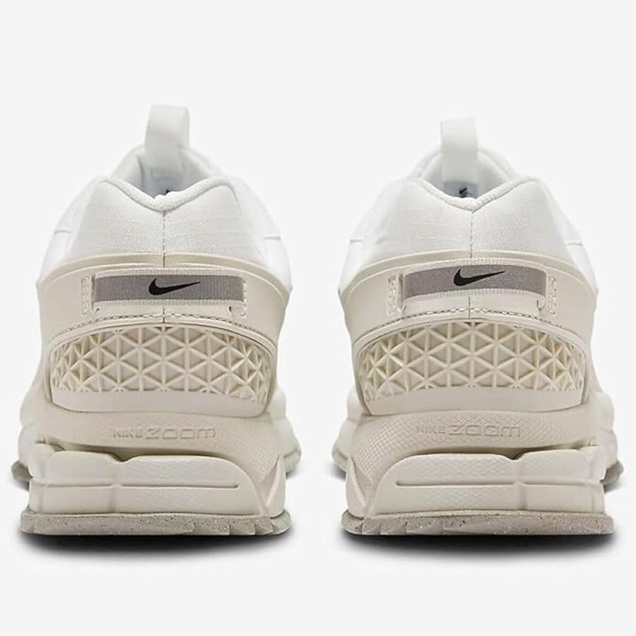 ナイキ　ズーム　ボメロ　ローム　ホワイト　ライトボーン　白　グレー　5 ナイキ「ズーム ボメロ 5」の新色はクリーンで爽やかなホワイト