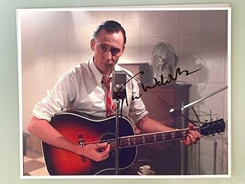 アベンジャーズ トム・ヒドルストン 直筆サイン入り写真 保証書付き　ki9 トム・ヒドルストン 直筆サインフォト 額縁付き