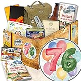 OSTPRODUKTE in GESCHENKBOX: Original Reservistentuch NVA, Dosenöffner DDR NVA, Halberstädter Schmalzfleisch 300g, 1 Flasche Überraschungsbier (z.B. Lübzer - wir behalten uns in Einzelfällen vor auch andere ähnliche Biermarken zu versenden), Tragetasche der NVA DDR, DDR Fahne original 60x40cm und eine NVA Urkunde. Inkl. anlassbezogener Geschenkverpackung. Diese DDR Box ist wiederverschließbar. Das perfekte DDR-Geschenk für alle NVA ler