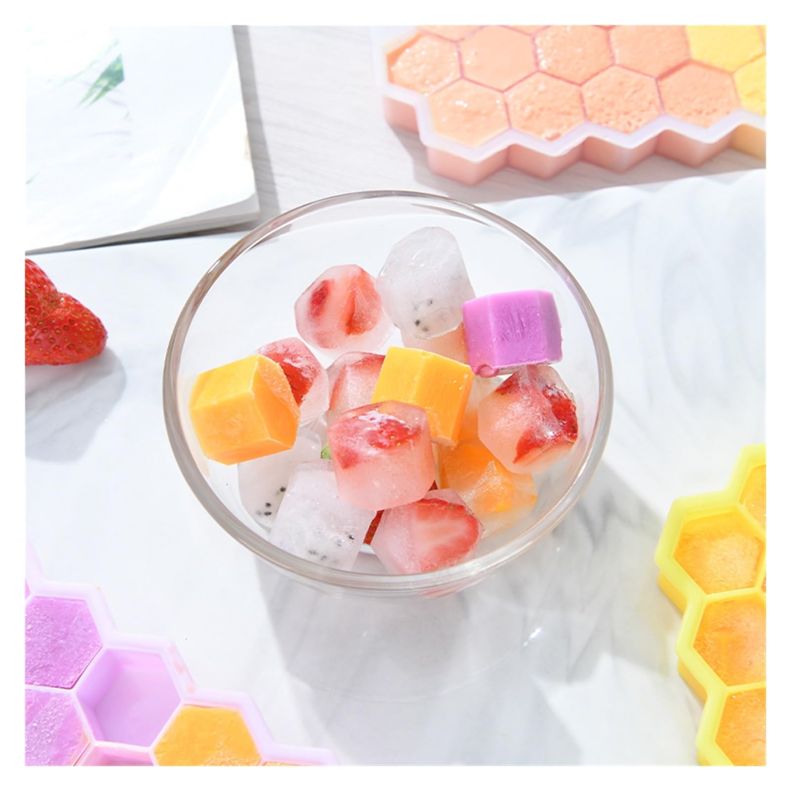 Vassoio per cubetti di Ghiaccio Rimovibile Macchina Creativa per Ghiaccio Stampo per Ghiaccio 37 Fori 1 pz Vassoio a Nido d'Ape con coperchi Cocktail di Whisky (Color : White No Lid)
