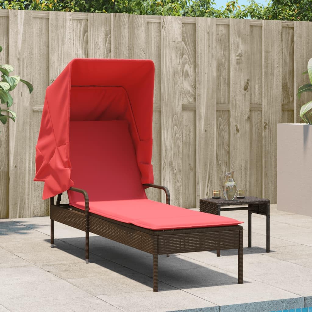 Lettino Prendisole con Tettuccio in Rattan PE Marrone per Giardino | Sdraio da esterno con schienale regolabile a 4 posizioni e cuscino rosso per il relax in terrazza o a bordo piscina.