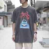 米津玄師　さんかく　tシャツ 月を見ていた」デザインの「米津玄師UT」（裏）。 - 米津玄師×UT