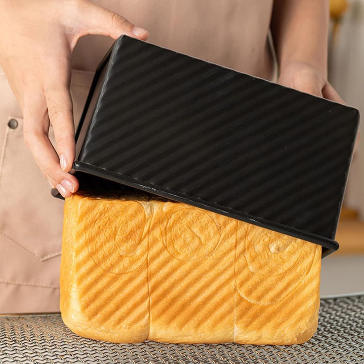 Homoyoyo Carbon Steel Bread Baking 450 Gram Non-stick Corrugated Loaf Pan with Lid Home Toast Box for Baking Bread and Cake