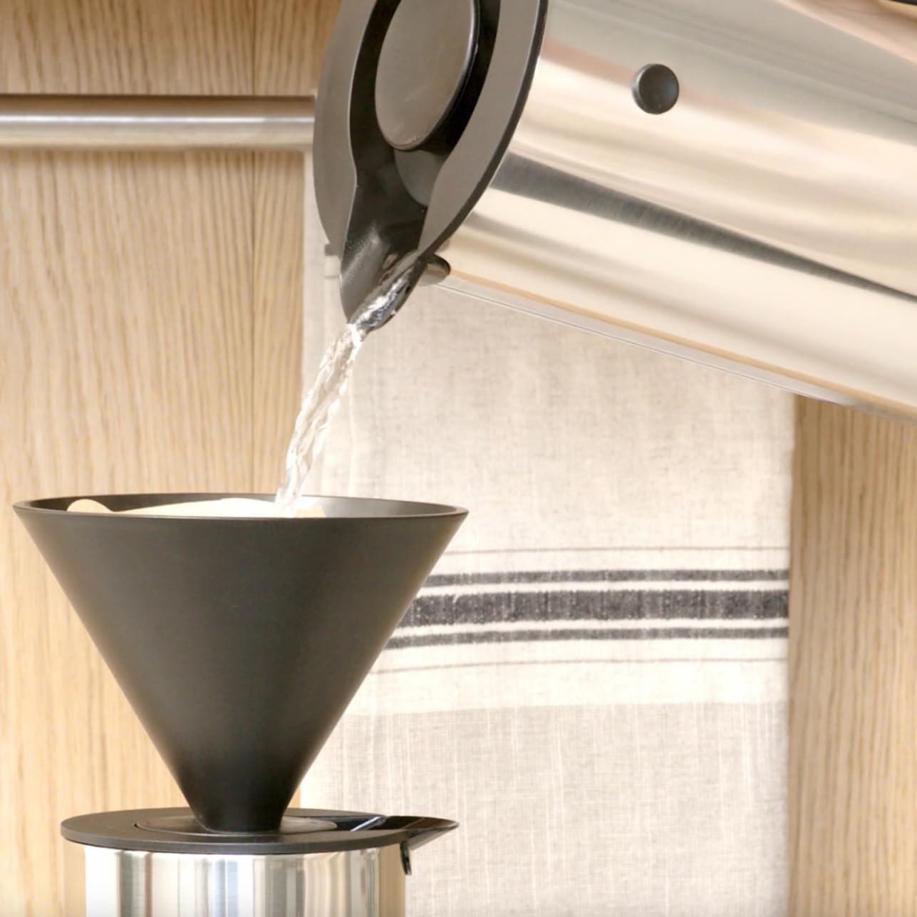 Stelton Hervidor de agua EM77 - Hervidor eléctrico, hervidor, tetera - ebullición rápida, bajo consumo de energía, filtro de cal extraíble, interruptor de seguridad - 1,5 litros, acero, enchufe