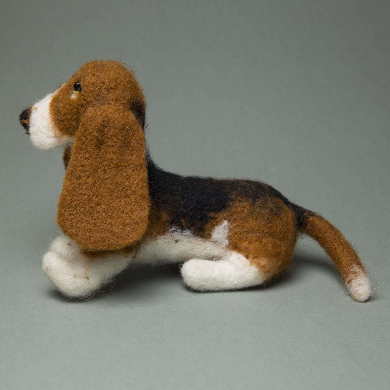 Wizardi Beginner Needle Felting Kit for Adults - Basset Hound. Animal Felting Kit 4.92x6.3 Inches. Felting Tools. Wool Felting Supplies. Felt Crafts. Wool Felt. V-148C Charivna Mit