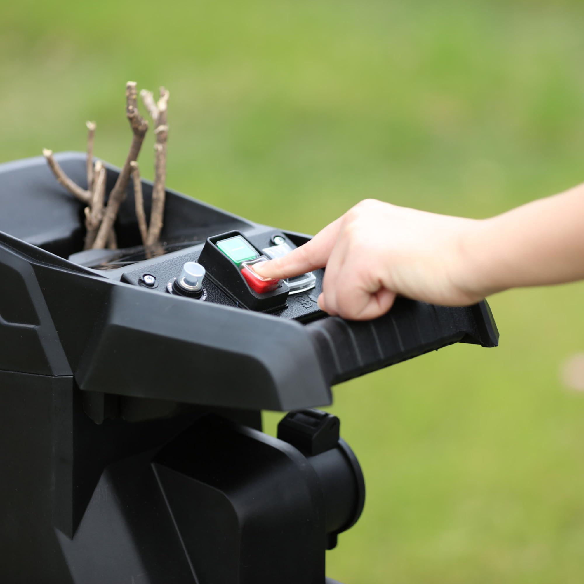 Yard Force Trituradora silenciosa de jardín de 2800 W con función inversa, caja de colección de 60 L, diámetro de corte de 45 mm, ruedas traseras grandes