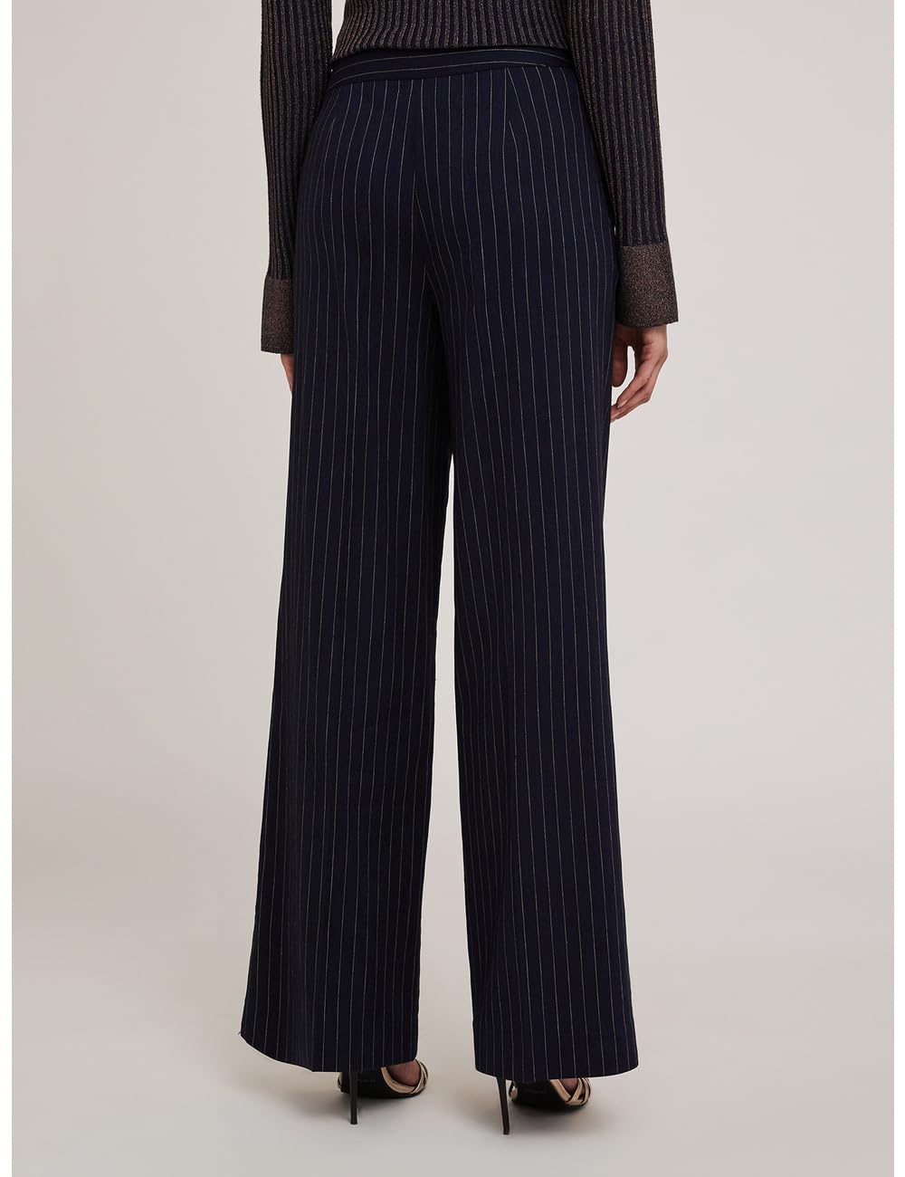 Motivi: Pantaloni Palazzo Fantasia gessata Stagione Primavera Estate 2025.