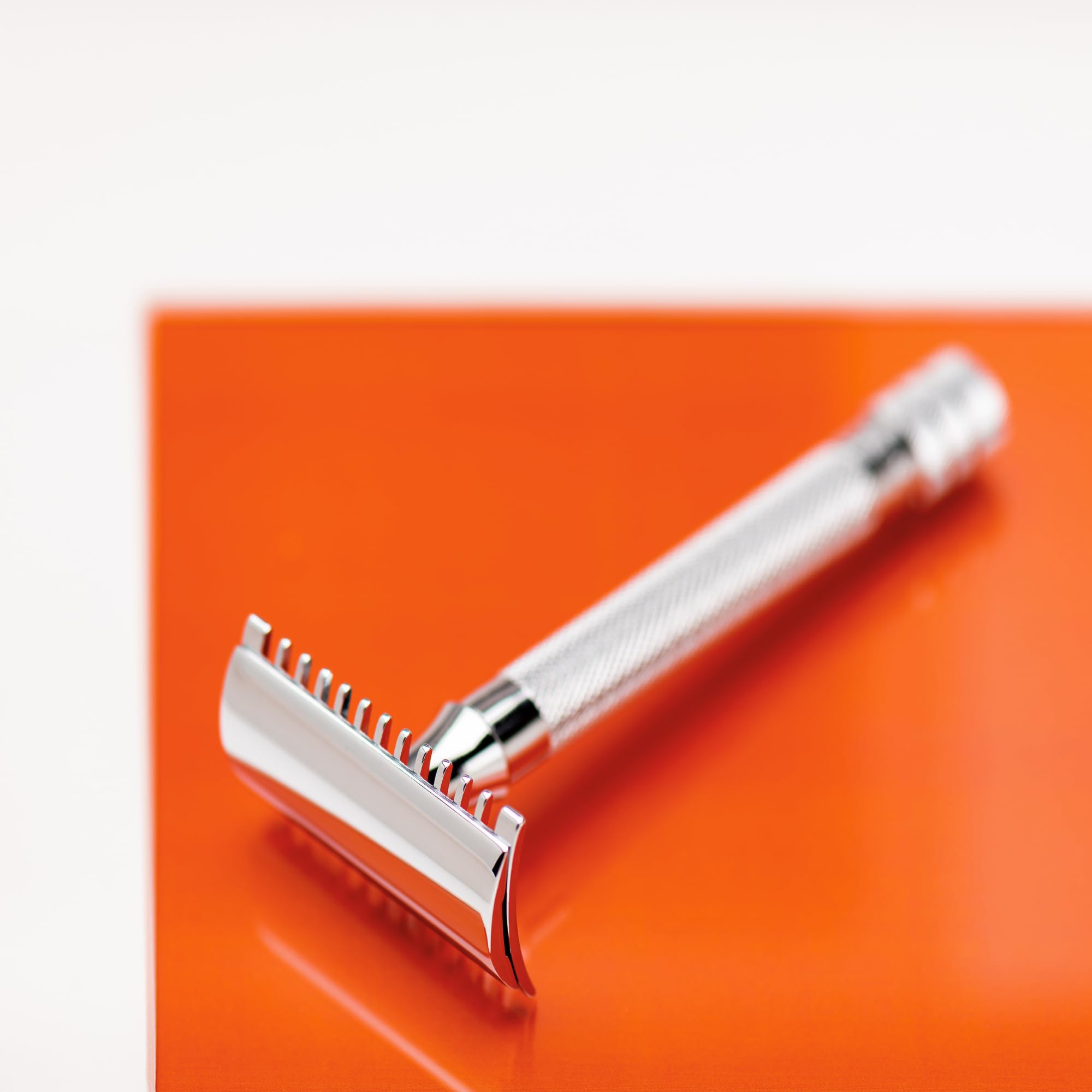 MERKUR Maquinilla de afeitar 25C | Clásica con peine de dientes cromado brillante | Maquinilla de afeitar de tres piezas con corte recto | Peine abierto | Ideal para el afeitado en húmedo | Zinc