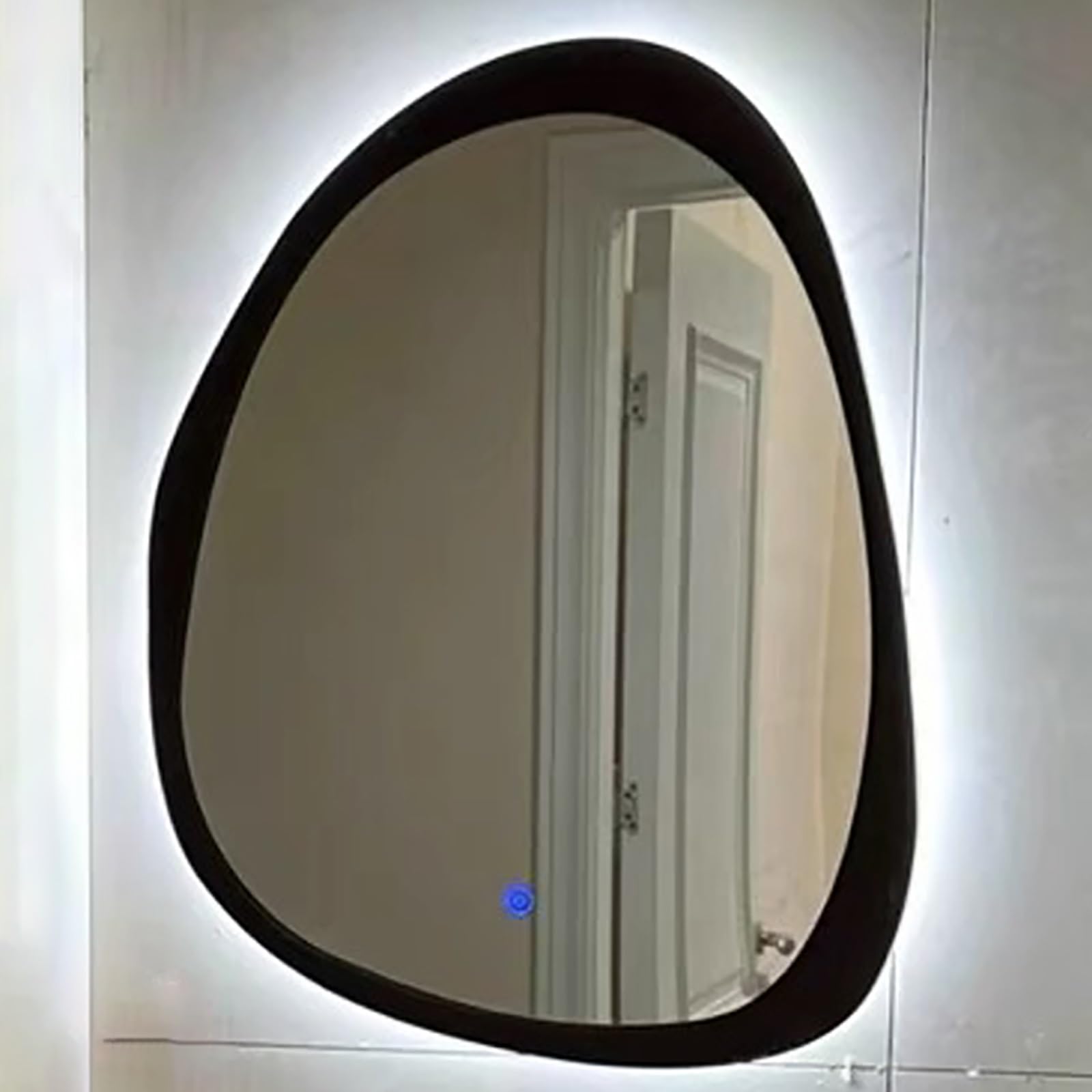 Miroir de salle de bain LED au design minimaliste et finitions épurées