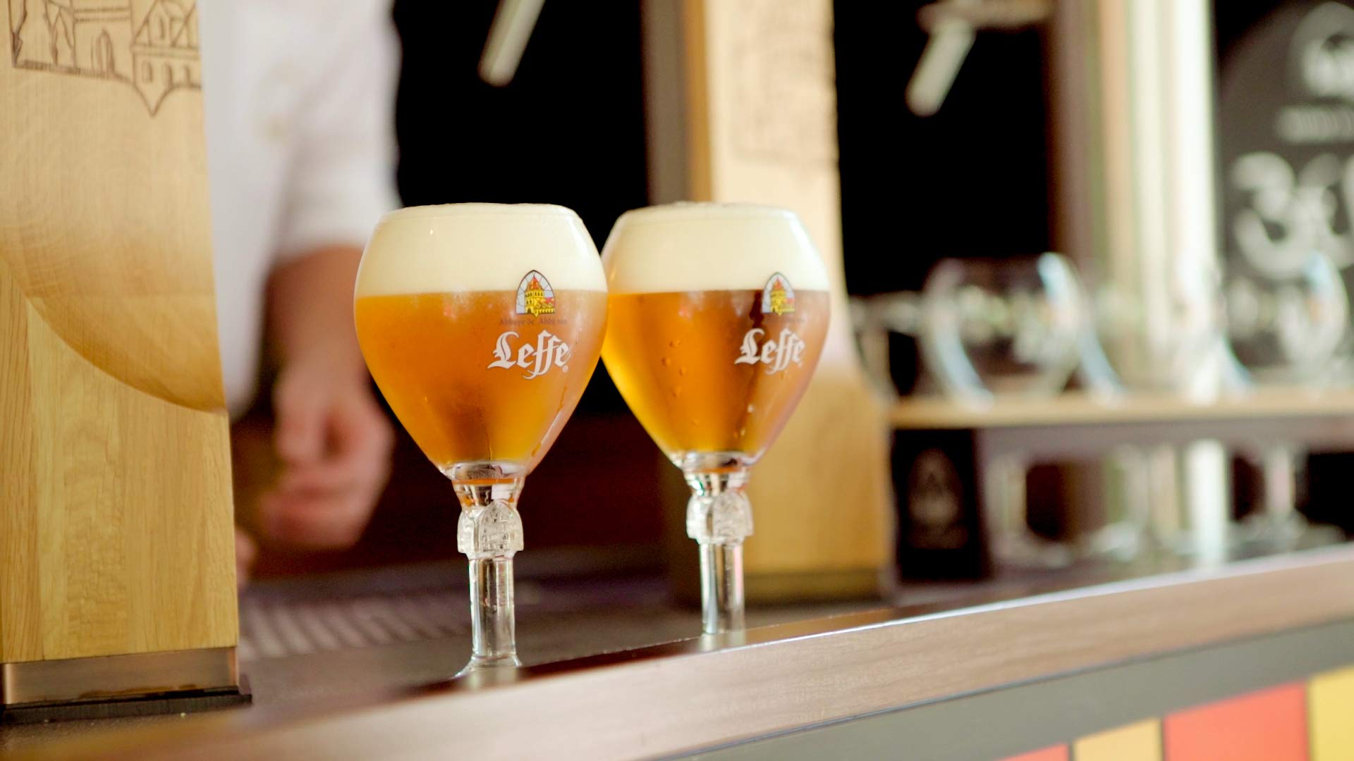 Leffe Lot de 6 verres à bière 0,33 l avec sous-verres – Verres Leffe 0,33 l pour la gastronomie et la collection – Verre à bière 33 cl – Passe au lave-vaisselle