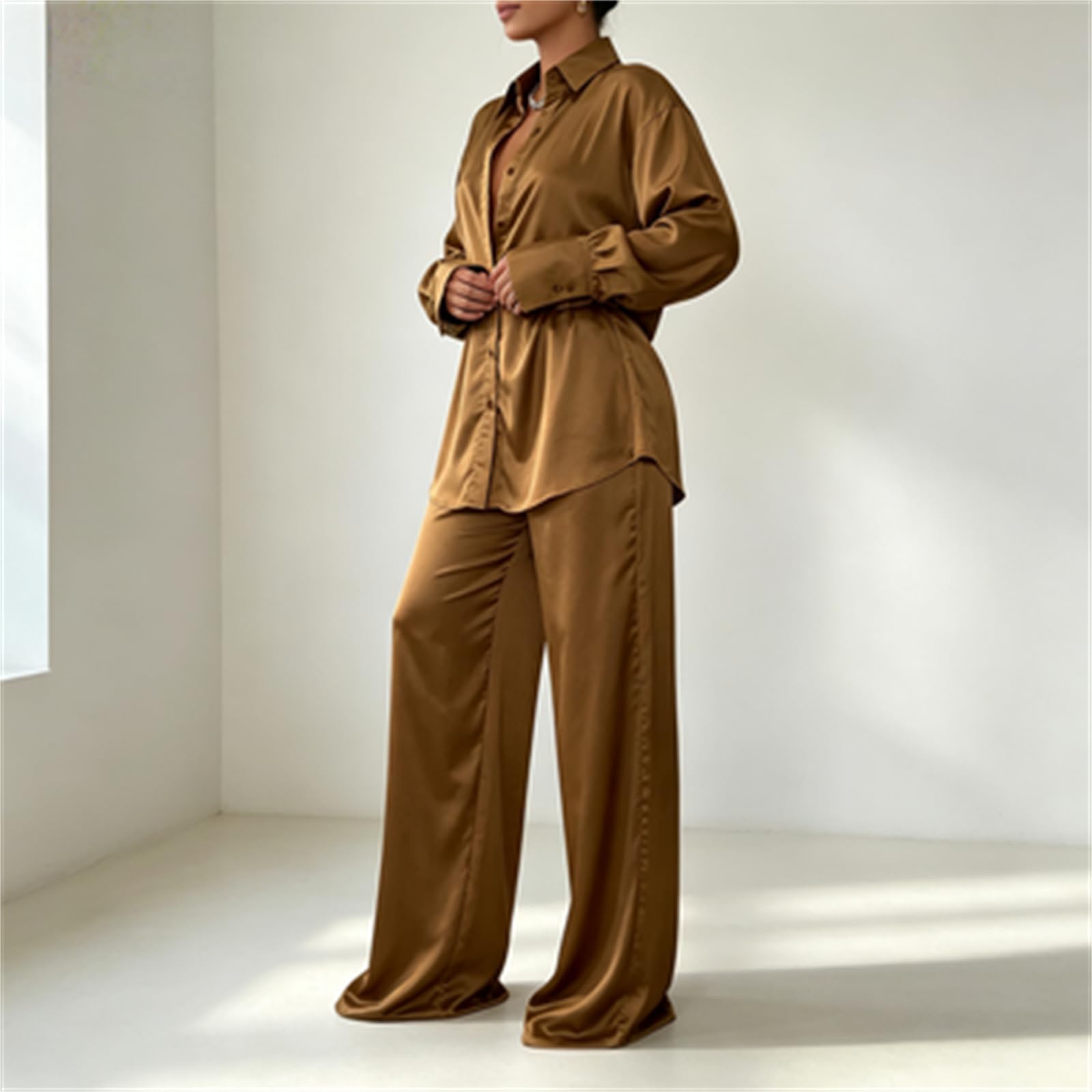 Completo Pigiama da Donna in Raso Effetto Seta (2 Pezzi): Camicia Oversize a Maniche Lunghe con Revers e Bottoni + Pantaloni a Gamba Larga – Abbigliamento da casa Morbido ed Elegante