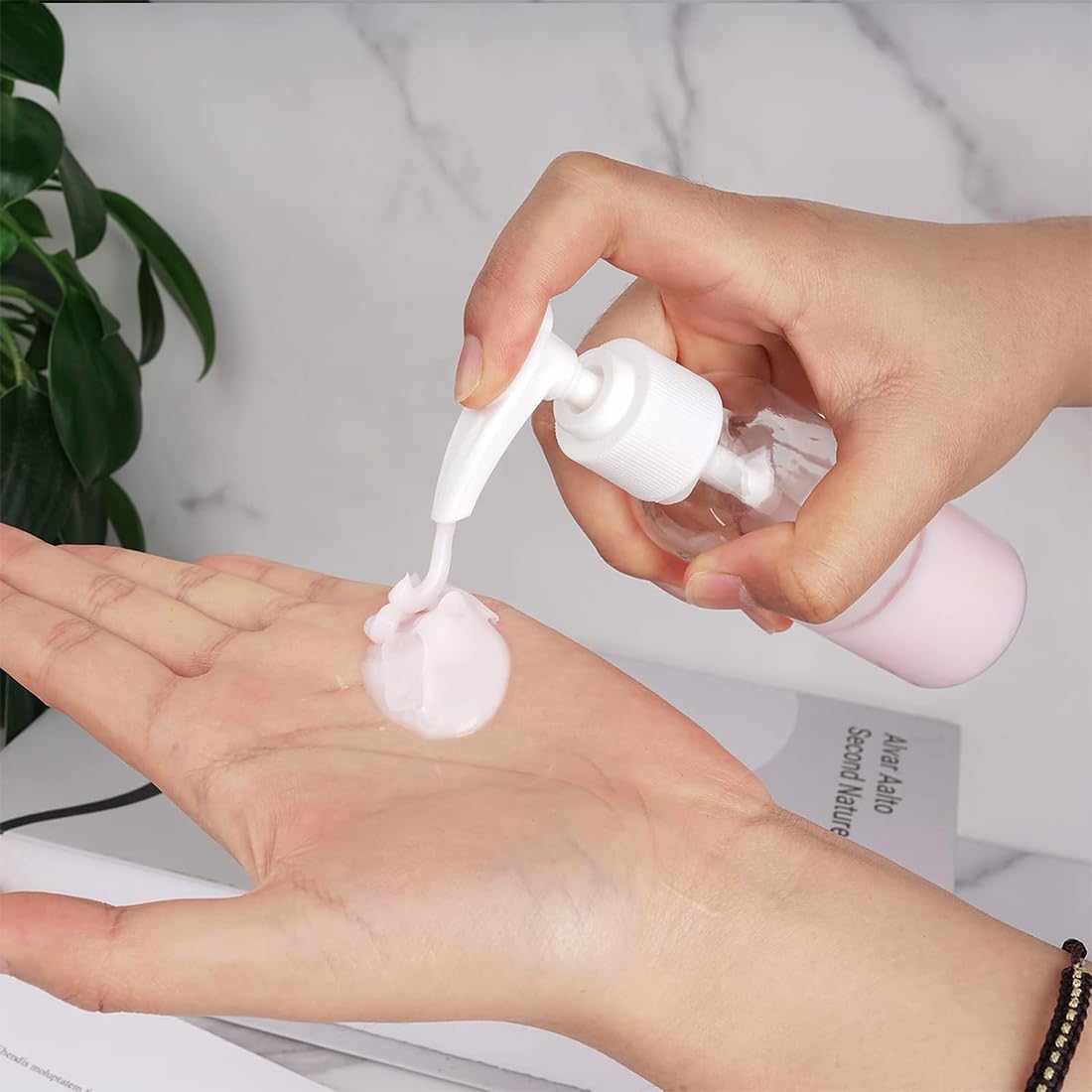 4 Pezzi Flaconi da Viaggio, 100 ml Bottiglie da Viaggio Trasparenti, Pompa da Viaggio in Plastica Dispenser, Boccette Contenitori Ricaricabile, per Cosmetici, Lozione, Bagno, Shampoo Liquidi