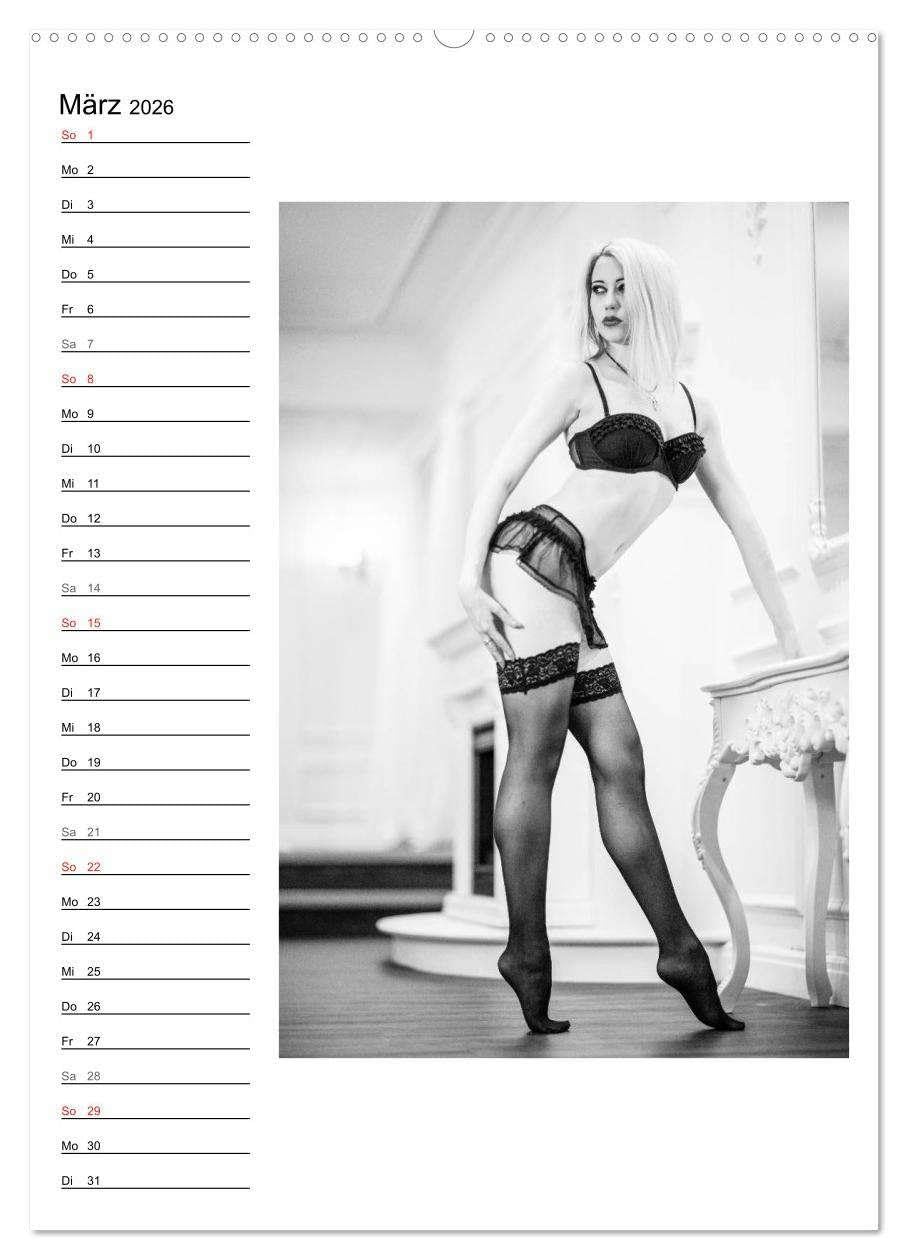 Mode in schwarz und weiß (Wandkalender 2026 DIN A2 hoch), CALVENDO Monatskalender: Bekleidung in Szene gesetzt - schwarz und weiß