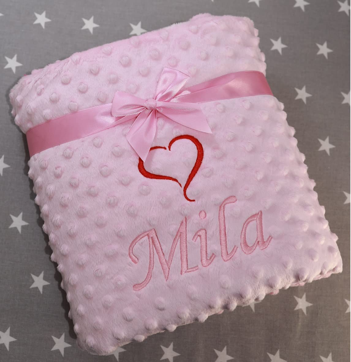 Personalisierte Babydecke mit Namen – Hellrosa Plüsch & graue Baumwolle mit weißen Sternen – Bestickt, Warm & Wintergeeignet, 75x100 cm – Geschenk zur Geburt & Taufe (Hellrosa - Sternen, 75 x 100 cm)