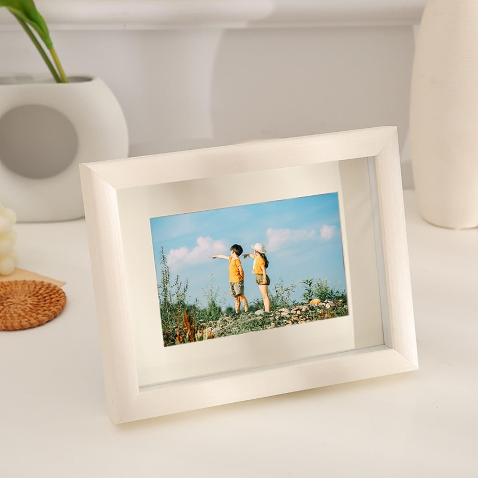 Ramka na zdjęcia 21 x 30 cm, biała, prostokątna, na blat stołu lub montaż na ścianie, wykonana z akrylu