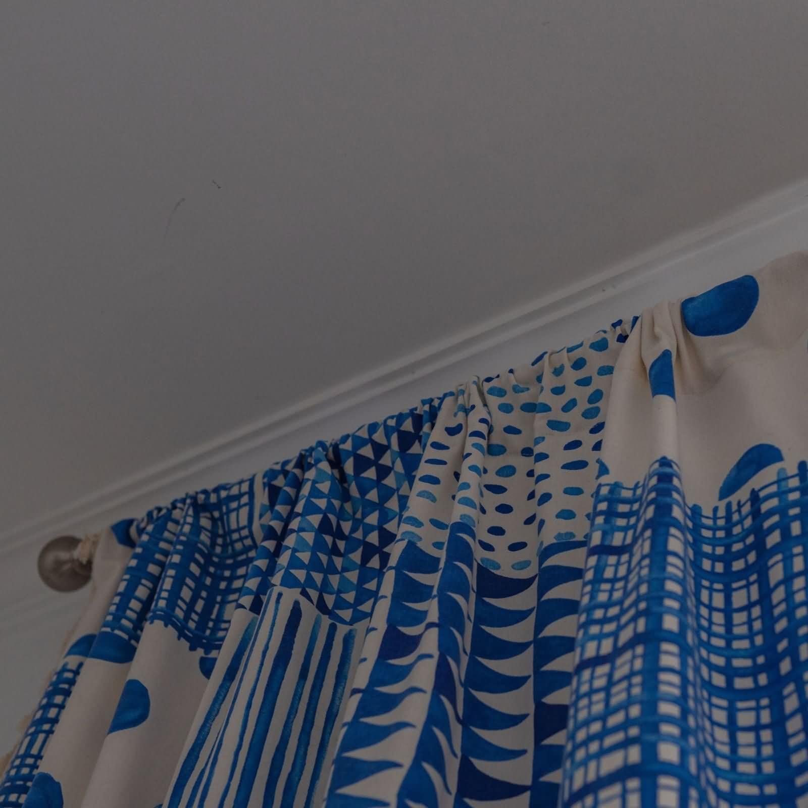 Zasłony Voille 2 panele zestaw 2 x 150 cm szer. x wys. 259 cm, przezroczyste zasłony do sypialni niebiesko-białe geometryczny wzór z frędzlami sypialnia zasłona kieszeń na karnisz