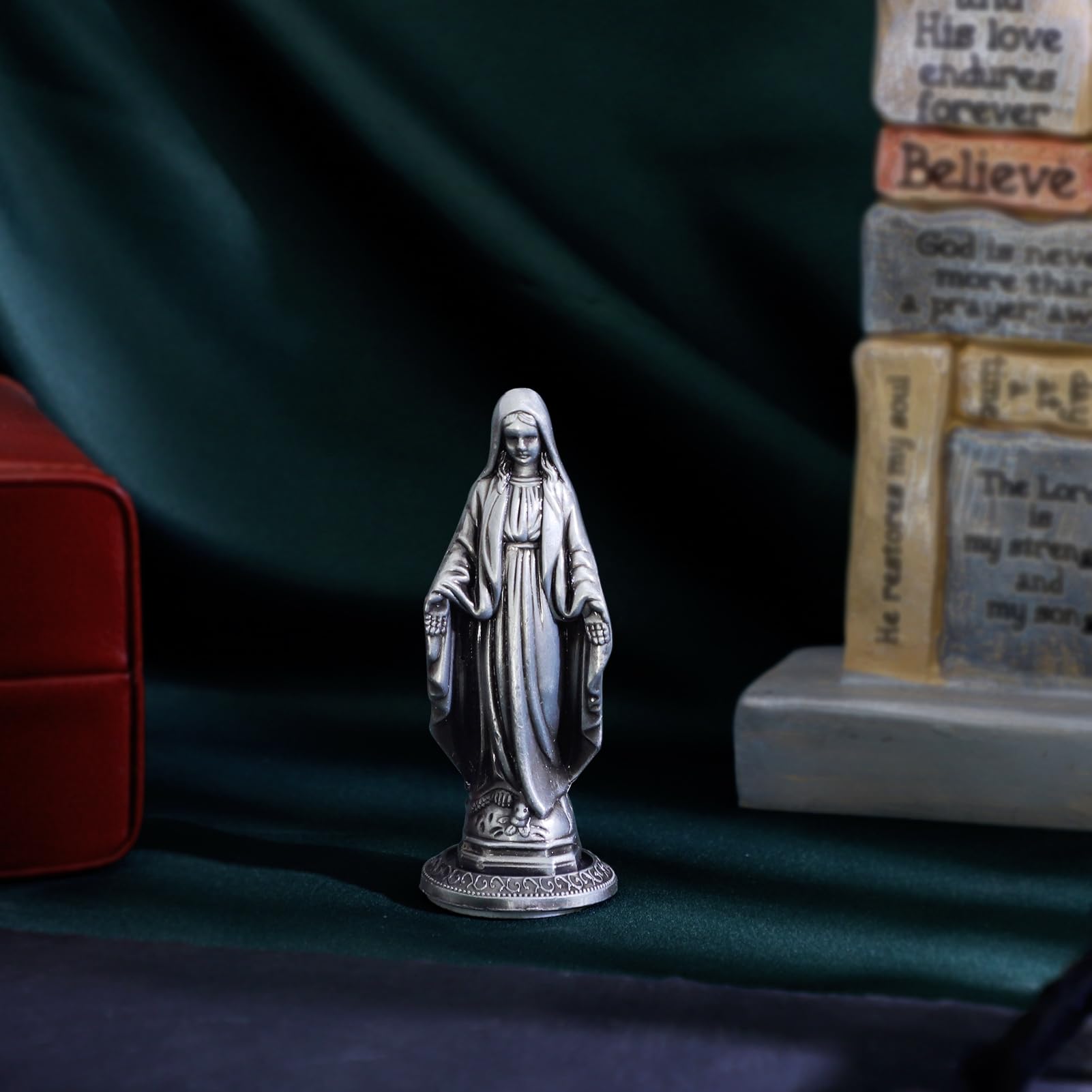 KMIMO Marie Statue pour la Voiture, Cadeau catholique Petite Mère Marie Statues Décor pour Home Office Table, Décorations de Tableau de Bord de Voiture bénir Conduire Cadeau de sécurité pour - 4