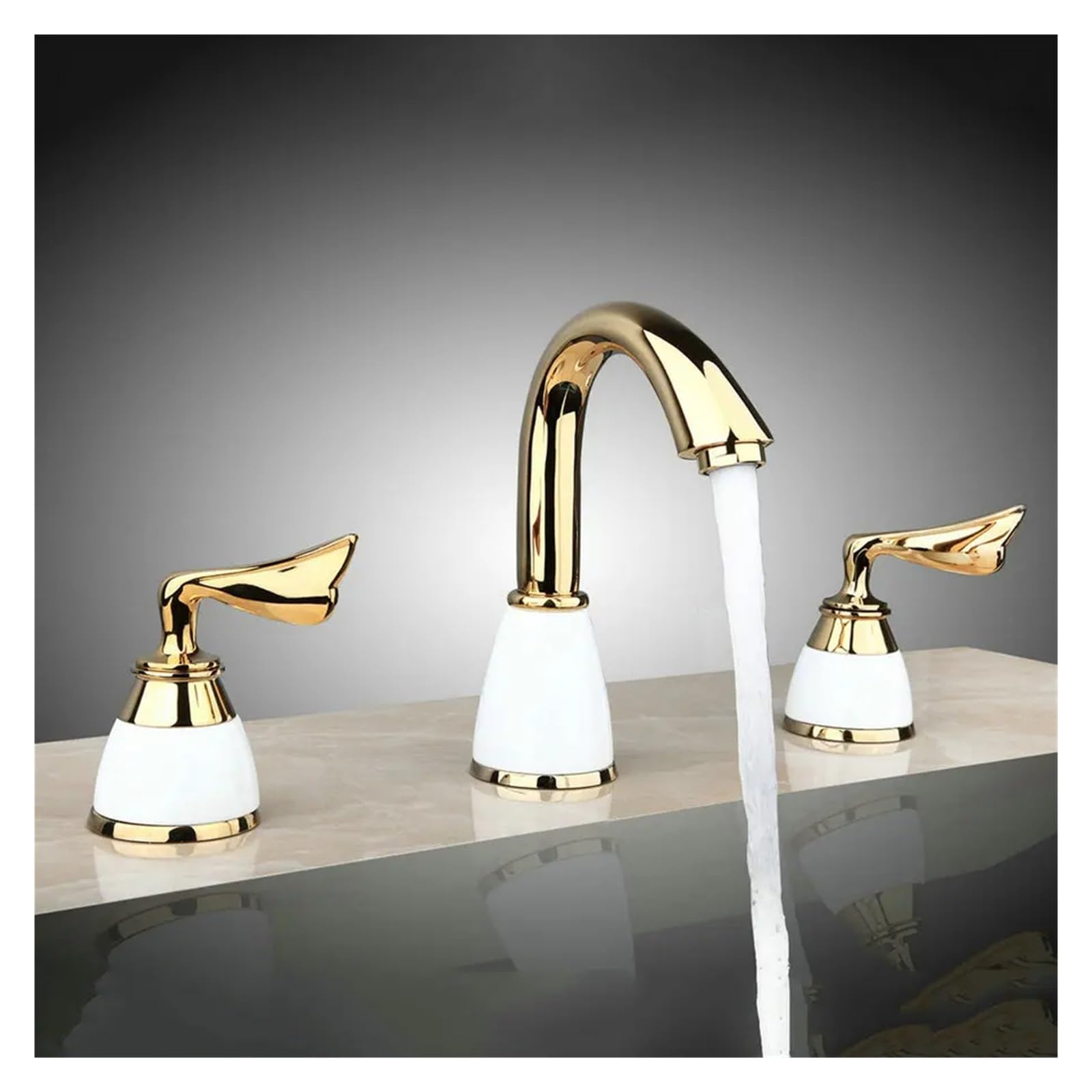 Robinet en laiton doré poli antique et céramique pour une salle de bain de luxe