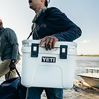 Vista 4 de YETI Roadie 15 - Enfriador duro con correa de hombro DoubleDuty