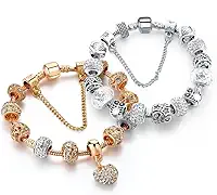 Conjunto Feminino com 2 Pulseiras com Berloques ¨Cordis¨ - Banhadas a Ouro 18K e Prata 925 – Zircônias, Estilo Moderno e Versátil – Acompanha Bolsa de Veludo