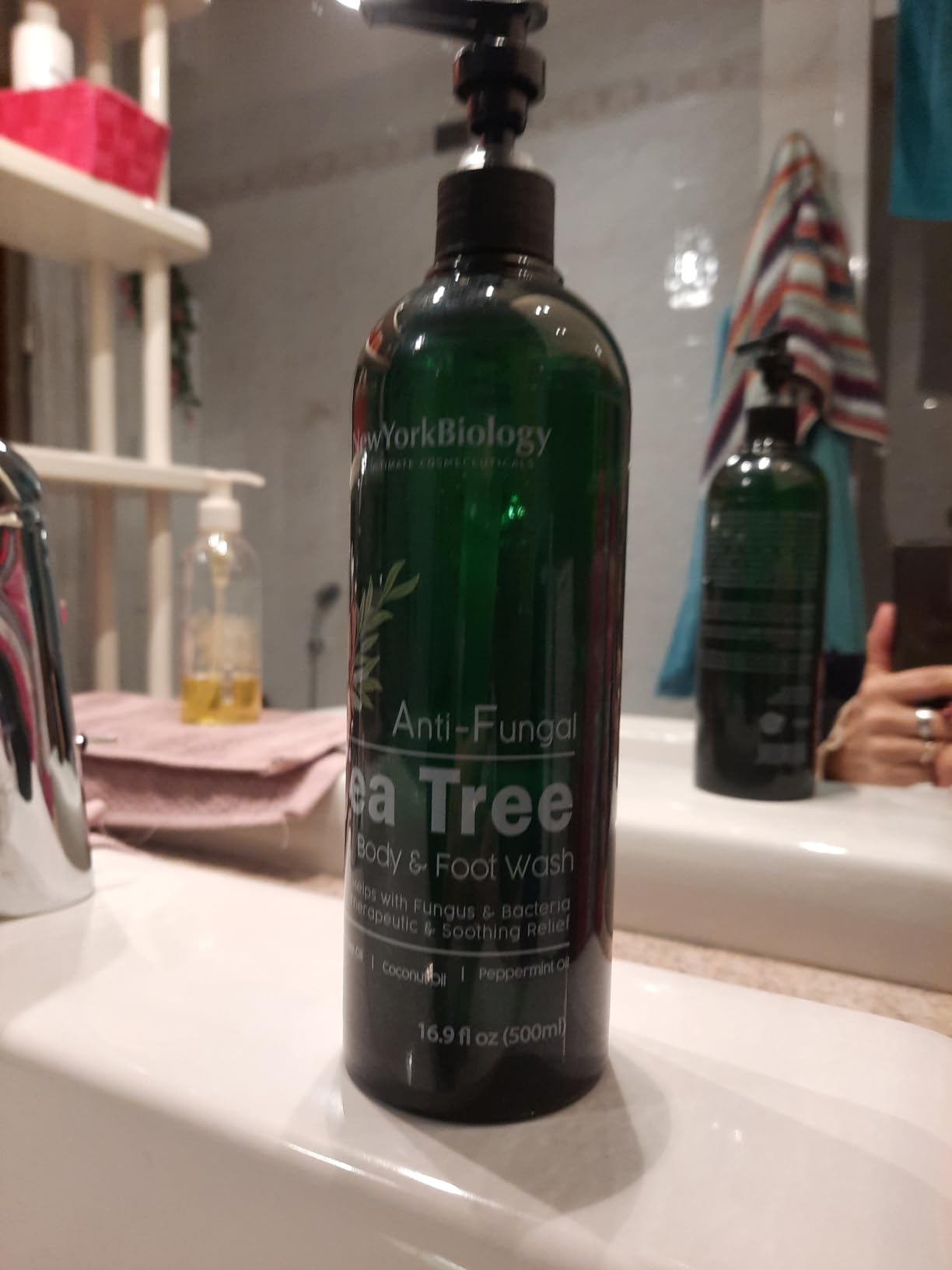 NEW YORK BIOLOGY THE ULTIMATE COSMECEUTICALS New York Biology Tea Tree Body Wash for Men and Women - Moisturizing Body Wash Helps Soothe the Skin - Refreshing and Hydrating Cleanser for Body and Feet - 16.9 Fl Oz