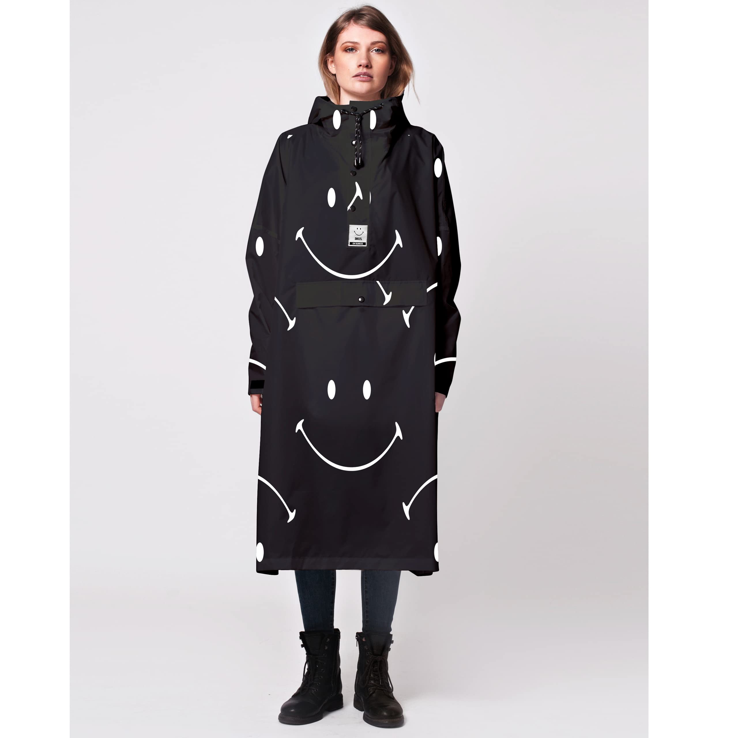 Rainkiss Regenponcho Erwachsene – Wasserdicht & Atmungsaktiv – Einheitsgröße – 100% recyceltes Polyester – PFAS-frei – Smiley Design – Schwarz