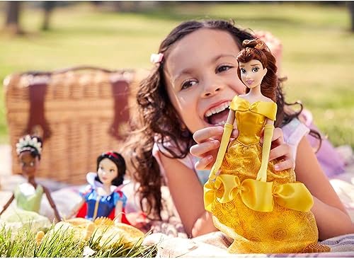 Miniatura 84 de Disney Store - Muñeca clásica oficial de Blancanieves de Blancanieves y los 7 enanos, de 11 ½ pulgadas, incluye cepillo con detalles, totalmente