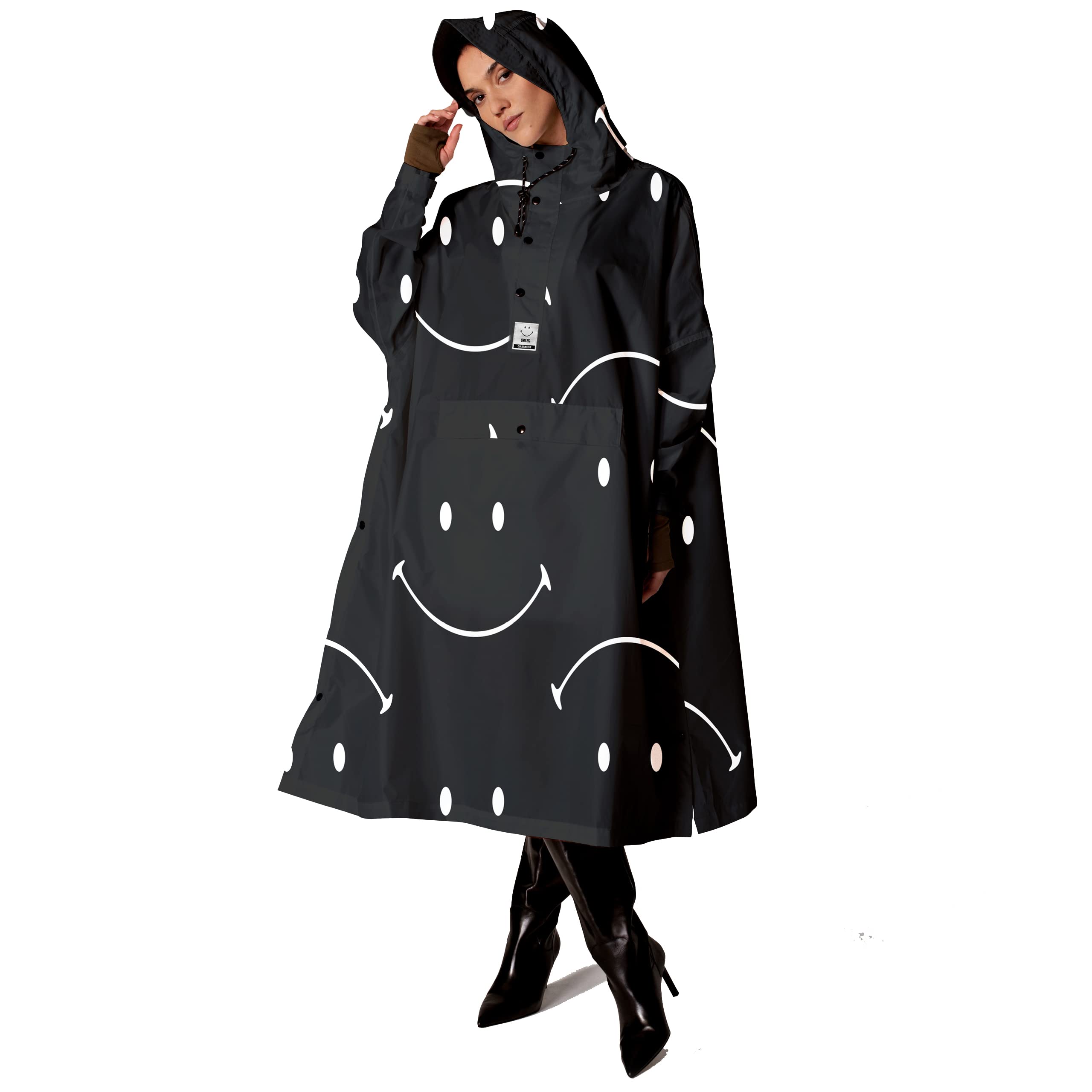 Rainkiss Regenponcho Erwachsene – Wasserdicht & Atmungsaktiv – Einheitsgröße – 100% recyceltes Polyester – PFAS-frei – Smiley Design – Schwarz