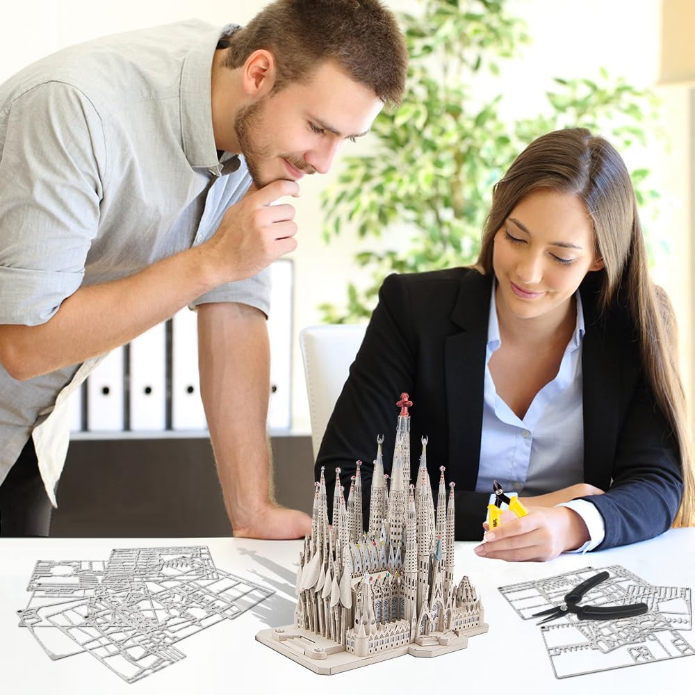 Piececool Metal Puzzle 3D Cattedrale Della Sacra Famiglia, Cattedrale Gotica Puzzle 3D Metallo, Modellini per Acciaio Inossidabile, Raccolta, Metallico, Modellismo da Costruire Adulti, 450 Pezzi