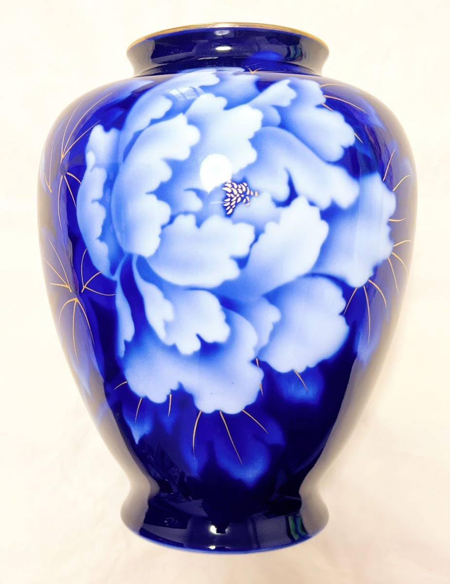 Amazon.co.jp: 有田焼 宮内庁御用達 深川製磁 金彩牡丹柄 瑠璃色花瓶