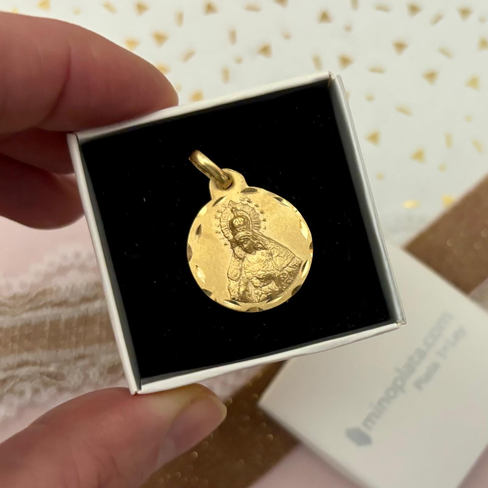 Medalla Virgen Macarena, Plata de Ley 925 Chapada en Oro, 19mm, Diseño Religioso Circular con Relieve, Presentación en Caja de Regalo