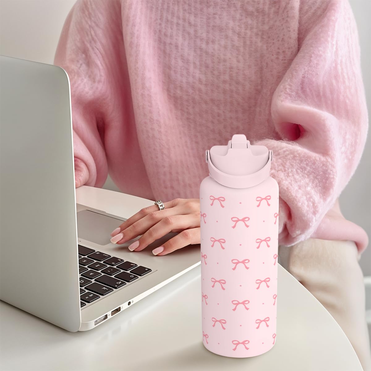 SANDJEST Rosa Schleife Wasserflasche Edelstahl isoliert Vakuum 1 l (32 oz) mit Deckel, Geschenke für Frauen Mädchen Teenager Geburtstag Weihnachten