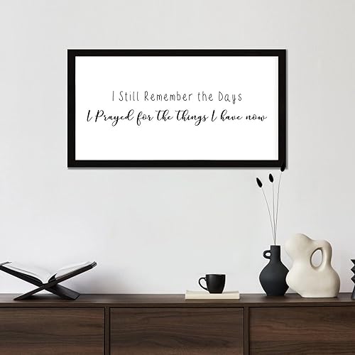 Vista 6 de Letrero enmarcado de madera con frases inspiradoras con versículo bíblico, con texto en inglés "I Still Remember the Days I Prayed for the Things I
