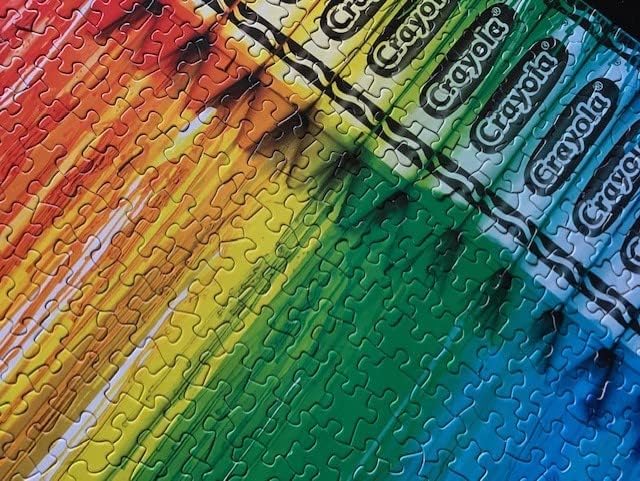 Miniatura 6 de Springbok Crayola - Rompecabezas de 500 piezas para adultos y familia, piezas de corte único, fabricado en Estados Unidos