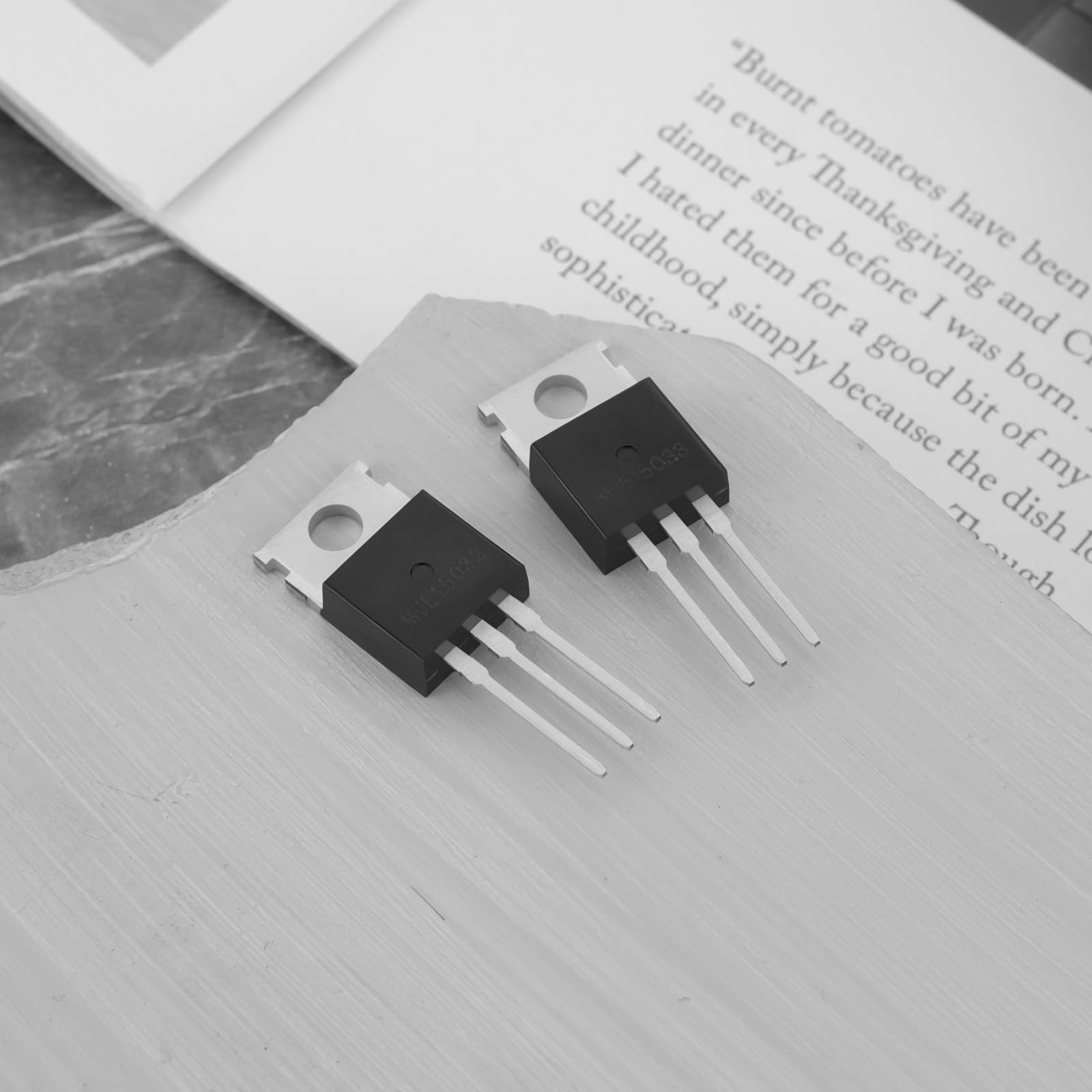 The Lord of the Tools 2 Paia Di Transistor Audio MJE15032G MJE15033G TO-220 8A 250V 50W NPN PNP 3 Pin Transistor A Giunzione Bipolare Assortimento Per Restauro Di Elettronica d'epoca Nero