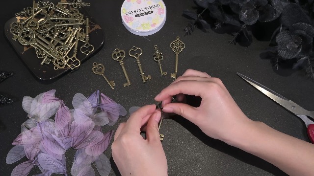 101 pièces Ensemble de Pendentifs à Clé Antiques Vintage Décoratifs (50 x Clés Volantes Charmes, 50 x Ailes de Libellule, 1 x 30 Mètres de Fil Perlé) pour DIY Colliers Clés Artisanales
