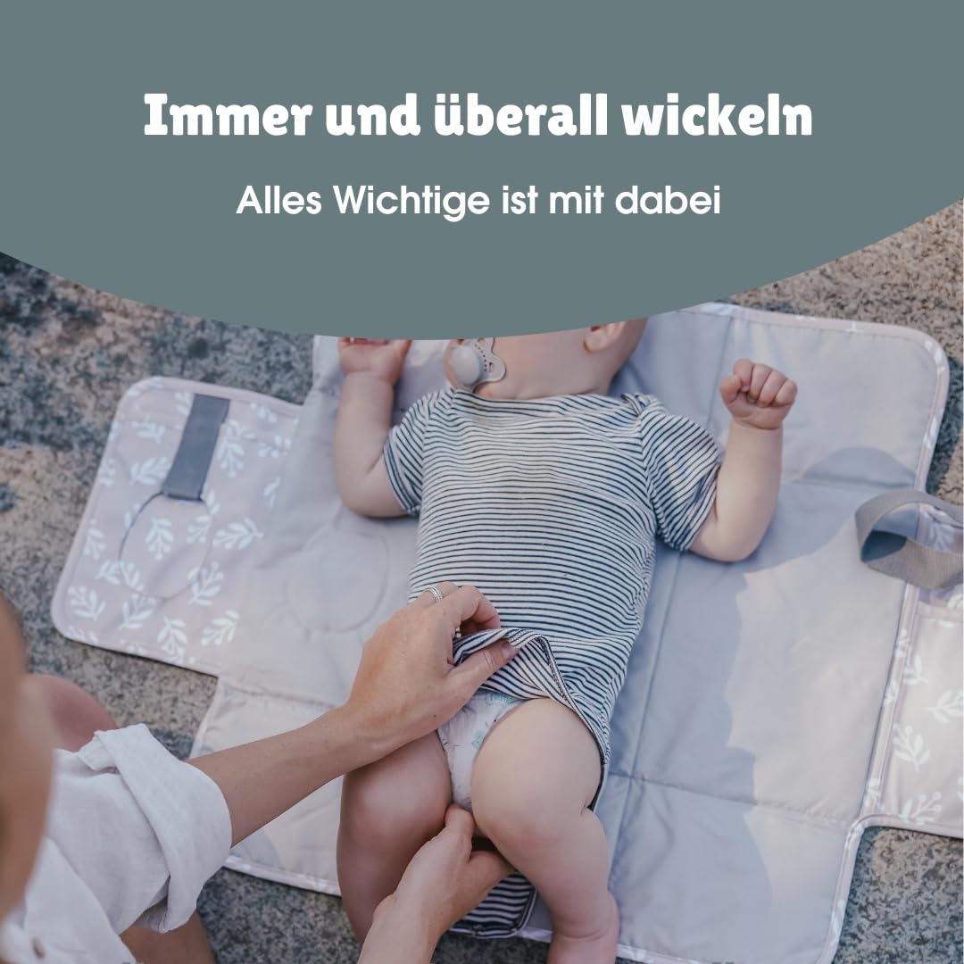 emma & noah Wickelunterlage für Unterwegs, 82x52 cm (gefaltet 25x18 cm), Abwaschbar, Wickeltasche mit Windeltasche für den Kinderwagen, Organizer für Windeln und Feuchttücher (Leo Grau)